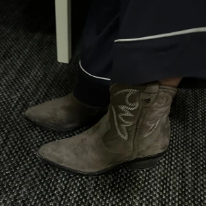 Cowboy boots i brun mocka - Anföra en gång så i toppen skick. Väldigt mjuka och bekväma. Storlek 37. Säljer billig pga, vill bli av med. Köpa på boozt🌟