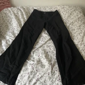 Lågmidjade linnebyxor  - Svarta lågmidjade vida linnebyxor! 