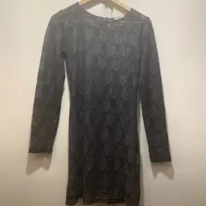 Superfin spetsklänning! Mörkblå/svart