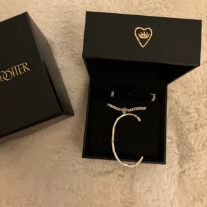 Large Wonky letter necklace - Den stora bokstaven ”C” som ej finns kvar att kööa längre. Kedjan är 50cm