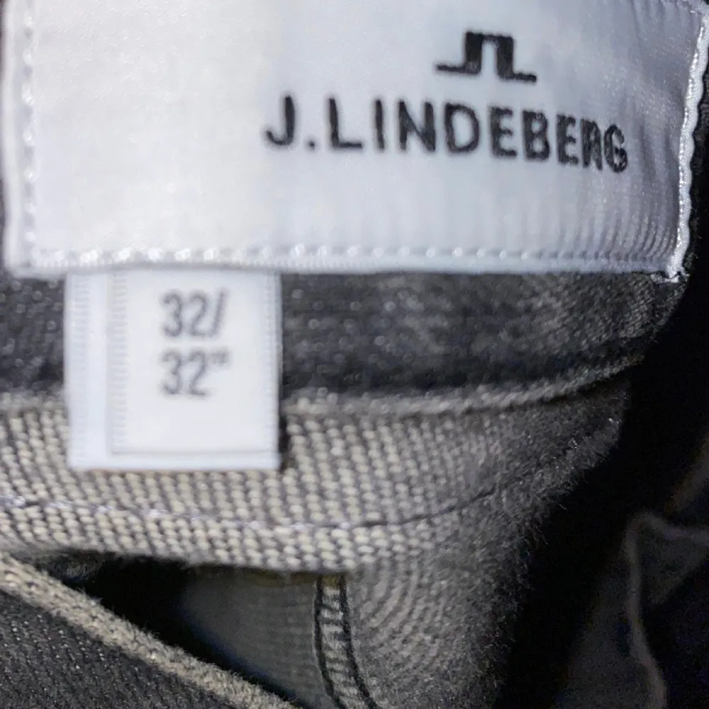 Säljer nu ett par gråa J.Lindeberg i W32 L32, skicket är som nytt 10/10. Tidslös och klassisk färg som passar till allt året om, nypris 1899 mitt pris 549kr. Väldigt mjukt material som är unikt för J.Lindeberg, jättebekväma. Priset är förhandlingsbart!. Jeans & Byxor.