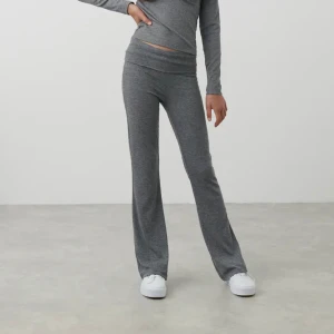 Ribbade low waist yoga pants - Säljer dessa mörkgrå ribbade yogapantsen från GinaTricot barnavdelning 💙 de har nedvikbar midja och är low waist! De är supersköna och stretchiga! Passar mig som är 155 cm lång ungefär 💙 skriv priv för frågor eller mer bilder!!