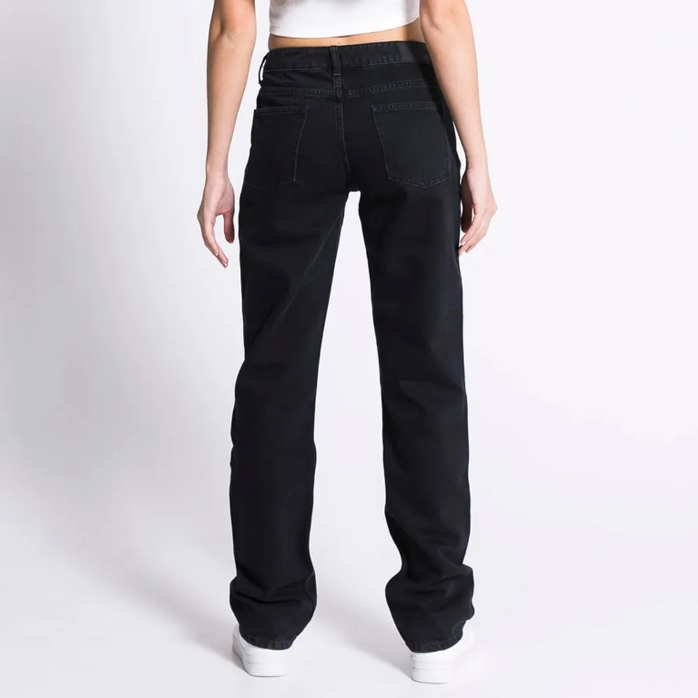 Säljer mina svarta lågmidjade ”icon” jeans från Lager 157 i strl XS. Har endast använts ett fåtal gånger💕Skriv gärna ifall ni har frågor, prisförslag eller fler bilder🫶. Jeans & Byxor.