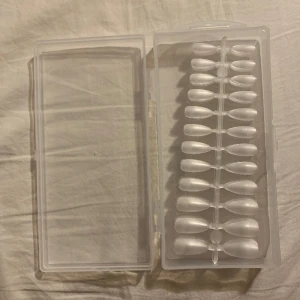 Gel tips🍂 - Gel tips för dem som gör sina naglar hemma! Dem här kom i ett kit men var för trånga för mig! 9 orörda set med 12 st på varje i olika storlekar🍂