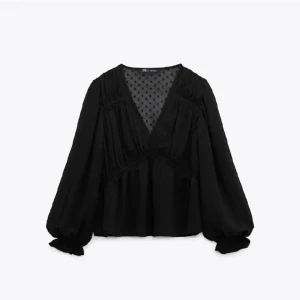 Zara Blus - Säljer denna jätte fina blusen från zara!! 💕 Passar perfekt till fest 💕