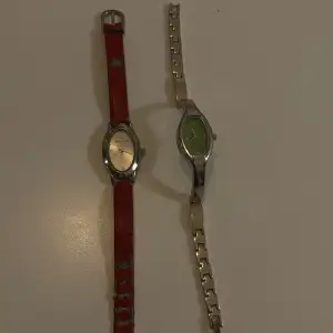 fina vintage klockor, den gröna är i jättebra skick och rödas band har lite skador!  den gröna för 300kr och röda för 100kr  batteriet måste bytas ut 