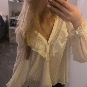 Blus - En jättefin blus i nyskick som nästan alldrig har använts.