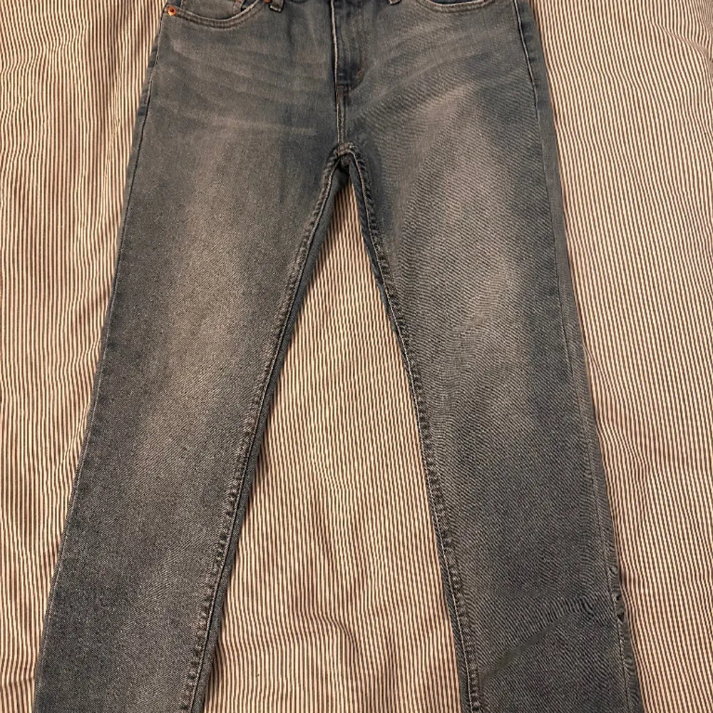 Säljer dessa Levis jeans i modellen 512 slim taper i storleken 14a junior. Skulle säga att skicket var bra 8/10. Hör av er vid fler frågor eller annat. Pris kan diskuteras vid snabb affär . Jeans & Byxor.