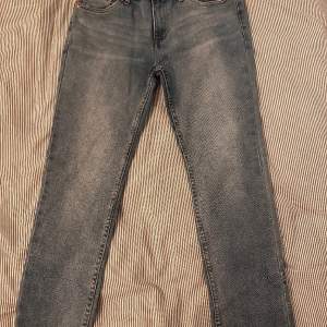 Säljer dessa Levis jeans i modellen 512 slim taper i storleken 14a junior. Skulle säga att skicket var bra 8/10. Hör av er vid fler frågor eller annat. Pris kan diskuteras vid snabb affär 