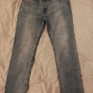 Säljer dessa Levis jeans i modellen 512 slim taper i storleken 14a junior. Skulle säga att skicket var bra 8/10. Hör av er vid fler frågor eller annat. Pris kan diskuteras vid snabb affär 
