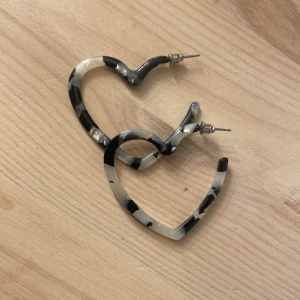 Hjärt örhängen  - 🦓SÄLJER dessa svart vita hjärta örhängena 🤍🖤 för att dom ute kommer till användning skriv privat för bilder ( står inte för postens slarv och kan även tänka mig att byta 