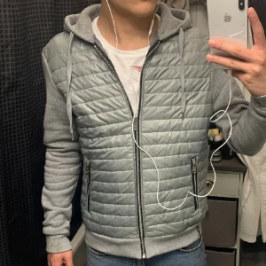 John Ricci Cardigan - John Ricci cardigan Skick: 9/10 Använd nån vecka men är som ny.