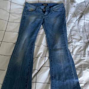 Ett par snygga low waist bootcut jeans jag säljer för att de är för långa. Jättefint skick och synd inga defekter. Aldrig använda.