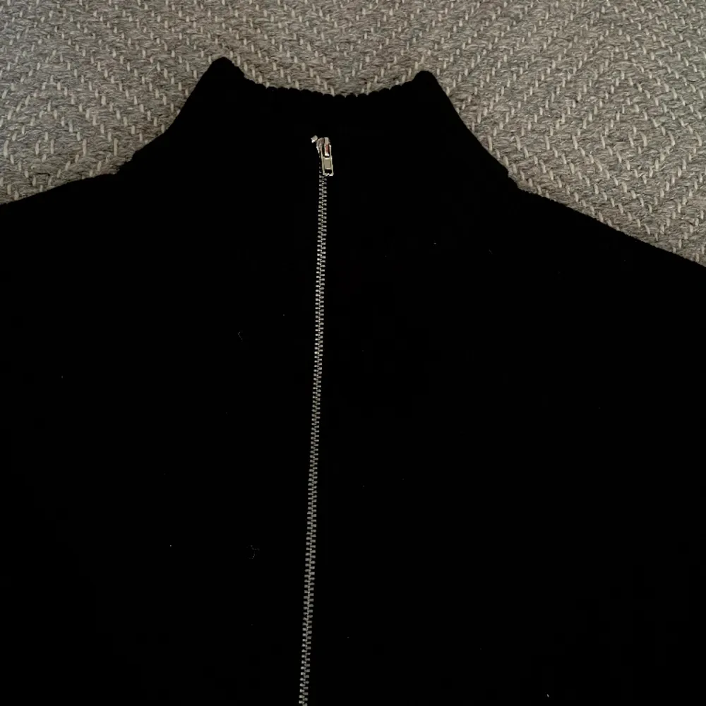 Säljer en zip up tröja från H&M Divided i storlek medium. Den är lite kortare och oversized i modellen men inte överdrivet & har en halvhög polo. Den har en dragkedja med 2 spännen så man kan knäppa den lite hur man vill. Använd ca 2 gånger. . Tröjor & Koftor.