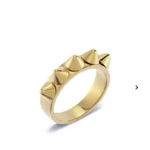 Jag söker denna ring i storlek 17,5 eller 18,5 (M eller L). Skriv gärna om du har en och vill sälja!❤️❤️