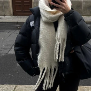 The North Face Jacka (ny)  - En svart The North Face jacka som endast är använd ett fåtal gånger. Köpt för 2 månader sedan men endast använd några gånger. Storlek S