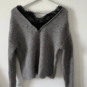 Tröja med fin spets  - Använd tröja men i fint skick! Köpt här på Plick så vet inte exakt vilket märke