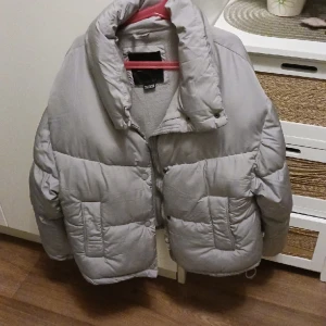Vinterjacka - En helt oanvänd vinterjacka. I storlek Xs. Jackan är lite crippad i modellen. Skriv om man vill ha fler bilder. Köparen står för frakt!
