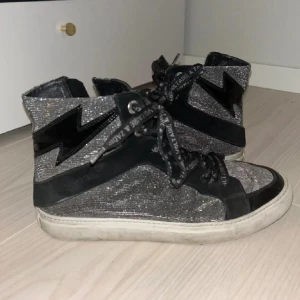 Zadig skor - Skit snygga Zadig skor, nyskick 💕💕nypris 4500 och säljs inte längre. Pris kan diskuteras❤️