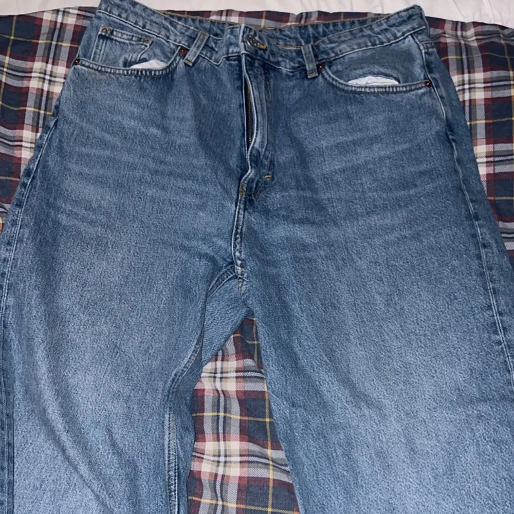 Superfina jeans från Monki. Har tyvärr rykt bort storlekslappen men skulle säga att det är storlek 42. Dom sitter bra i längden på mig som är 172 och dom är lite oversize. Använda Max 3 gånger och dom är precis som nya (förutom att det saknas lappar). Jeans & Byxor.