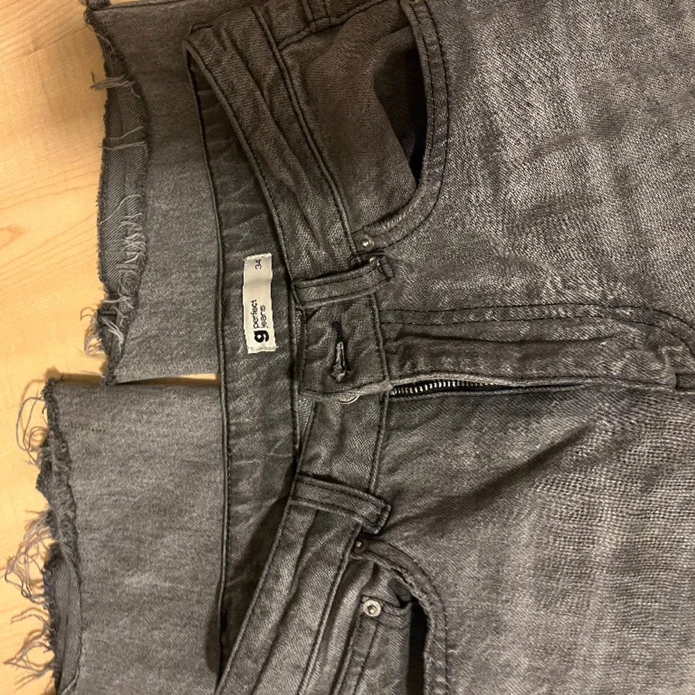 Gråa lågmidjade jeans från Gina, använda ett antal gånger men super bra skick, för små för mig därför dom säljs . Jeans & Byxor.