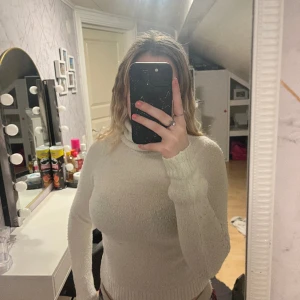 Vit tröja  - Vit stickad tröja från new yorker, inte använd mycket alls, fint skick