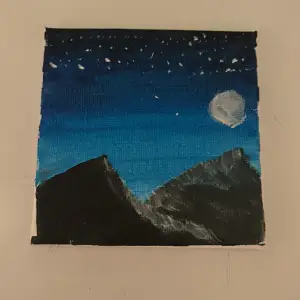 En tavla som har färgen blå med höga berg 