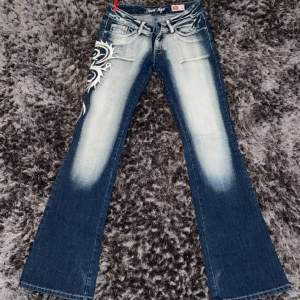 skit snygga teen age jeans(samma som gör crazy age) i super bra skick älskar dessa så säljer endast för detta pris🎀