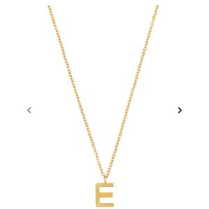 Jättefint halsband med ett E som bokstav från Edblad💗I nyskick utan missfärgning eller nått! Nypris är 350 kr💗Skriv för frågor eller bilder