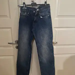 Low waist mörklblåa jeans från Nelly i stl 34. Köpta nyligen och aldrig använda pga för stora och inte min stil.  Skriv om ni vill ha bild på eller bättre bild💕