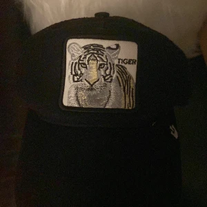 Goorin bro keps  - Säljer min Goorin bros keps, motiv Tiger. Använd fåtal gånger, som ny. Pris 140kr, går att diskuteras! 
