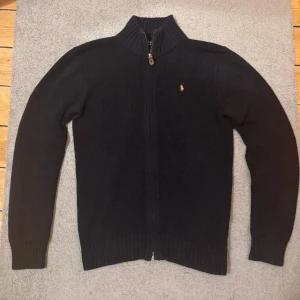 Ralph Lauren full zip - En otroligt snygg fullzip av Ralph Lauren. Detta plagg passar till precis allt och är ett säkert val. Storleken är S/M men mer åt S hållet.  Plagget är i nyskick, inga defekter.  ! Vid funderingar är det bara att fråga.   Nypris ≈ 2500kr Mvh Alvar