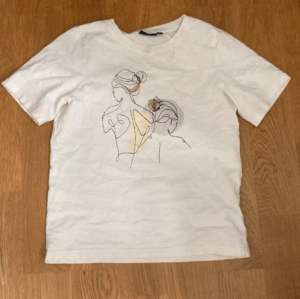 En tröja från Kappahl med två små fläckar. T-shirts.