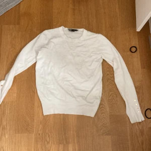 Tröja - En tröja från zara den har en fläck på armbågen och ett hål. Det går att sy. Ordinarie pris är 300 kr