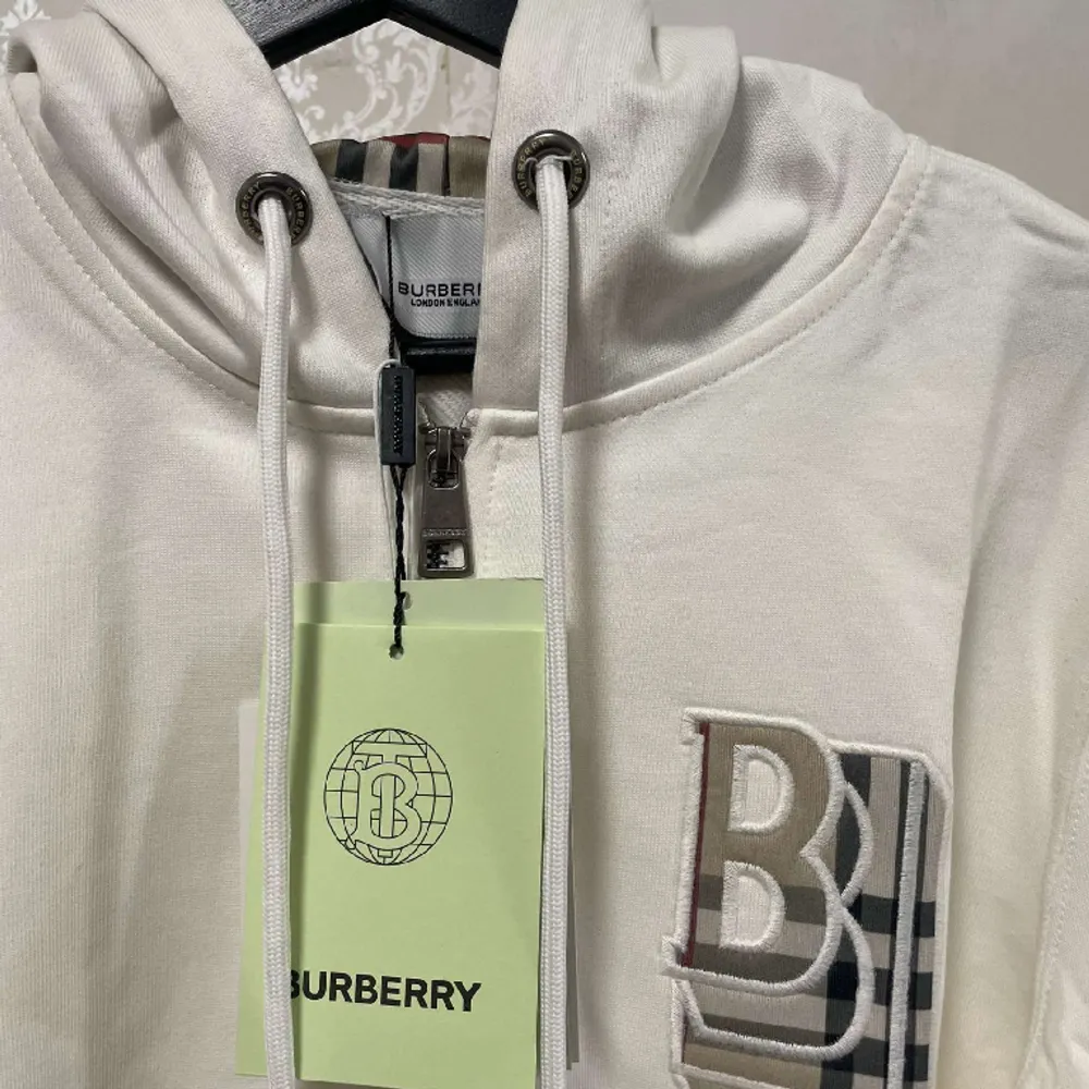 Burberry zip hoodies, finns i alla storlekar. Leveranstiden är endast 1-3 arbetsdagar. Underbart pris.. Tröjor & Koftor.