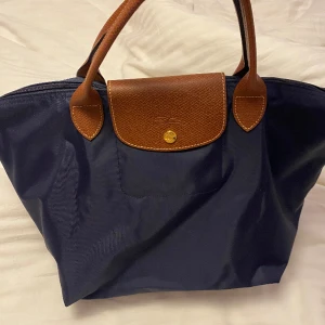 longchamp väska - äkta longchamp väska i blå storlek medium. köpt från hemsidan. använda ca 2 ggr, inga defekter eller syn på användning ❤️