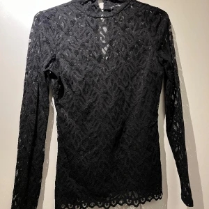 Spets blus - Spets blus från Gina Tricot. Storlek 36, bra skick