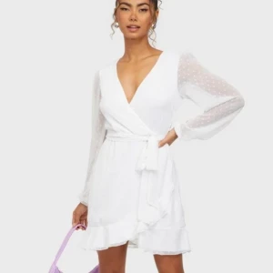 Vit klänning - Klänning ifrån Nelly. Använd endast en gång och passar bra till avslutning/student.🩷