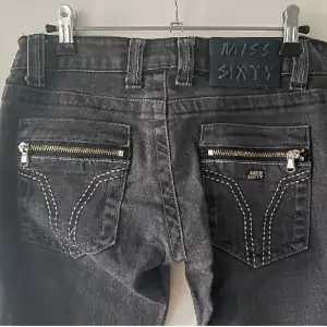 Skit snygga och coola jeans med med låg midja och unika fickor.  Skriv vid funderingar ❤️