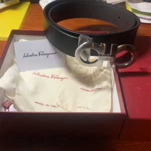 Ferragamo bälte  - Säljer ett mycket fint ferregamo bälte i nyskick då den knappast är använd. Inga fel på den och box ingår även vid köp. 