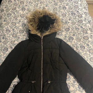 Jackor  - Jackan är svart i storleken 36 är från hm och aldrig använd. Säljer för köpte den till min stster hon använde den ej för den inte passa henne. 