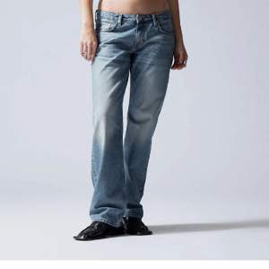 Lågmidjade jeans från weekday, första bilden är lånad💗Jag är 178!!
