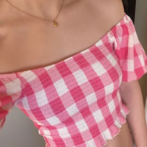 Off shoulder topp med puffärm - Topp från Gina Tricot med puffärmar som går att ha som off shoulder och även över axlarna💗 Fint skick då den knappt är använd och i stl S.