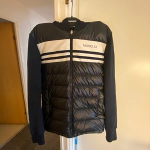 Moncler cardigan jacka - Köpte den i Malmö room 1006 har haft den i 1 månad har använt den 2 gånger storlek S priset kan diskuteras vid snabb affär 