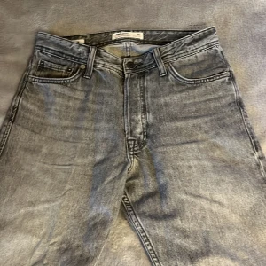 Jack and Jones jeans  - Ett para riktigt fräscha Jack and Jones jeans i färgen grå, de är riktigt snygga nu i vår. Storleken är W27 L30. Hör gärna av er om ni vill ha mer bilder eller andra frågor 👍