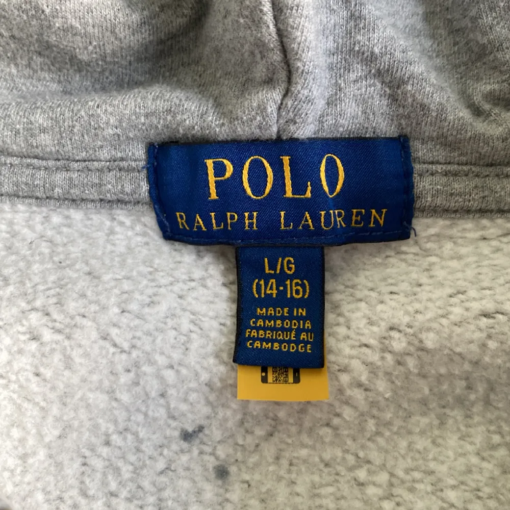 Nästan helt ny Ralph Lauren zip. Använd fåtals gånger. Ny pris 1000 mitt pris 550. Hoodies.
