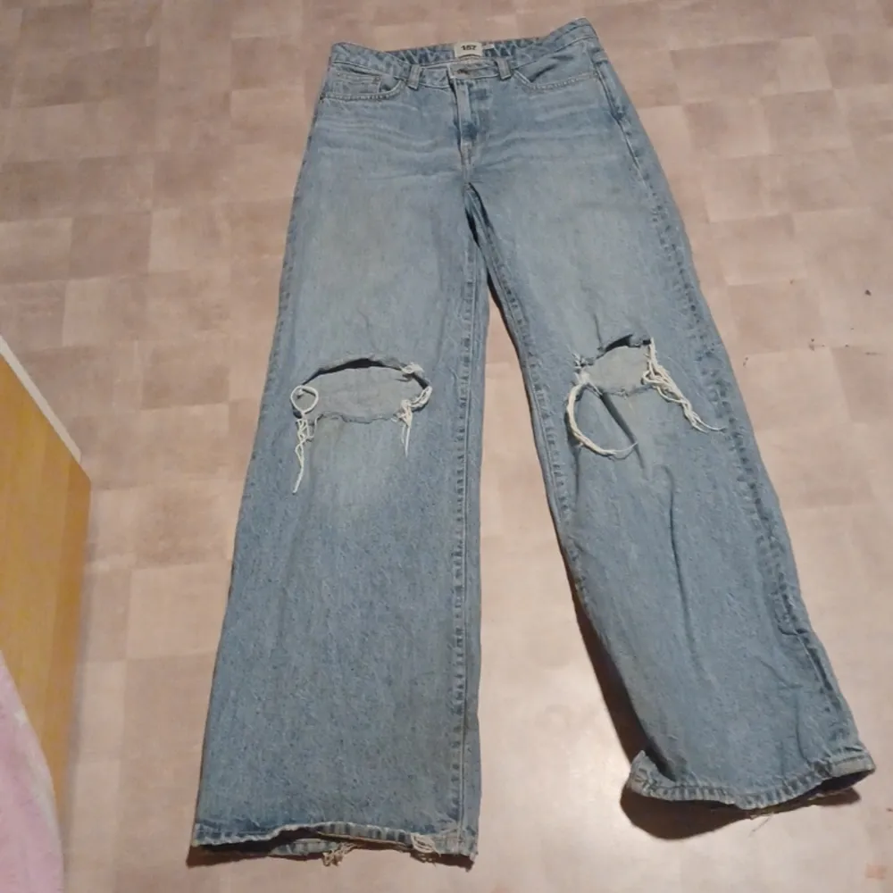 Säljer mina blåa,lågmidjade jeans me hål i då de inte används!  Midja:72cm   inerbenslängd:80cm  yterbenslängd:100cm. Jeans & Byxor.
