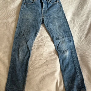 Levis 501 - Säljer 3 par Levis jeans i olika tvättar! Tja säljer nu dessa blåa 501 i bra skick dom är användna men har inget slitage. Skriv om pris, bilder eller andra frågor! Dom ser zebramönstrade ut på bilderna vilket dom inte är