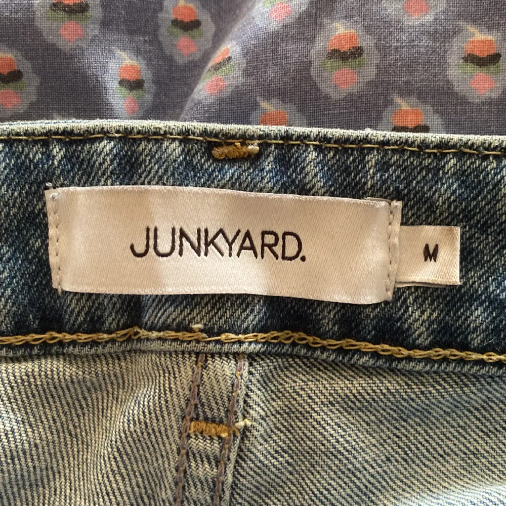 Helt nya Jeans från junkyard i storlek M! de är endast prövade och säljs pågrund av att jag köpte två storlekar. De är lite långa på mig som är 165 men som syns på sista bilden brukar jag vika upp de vilket funkar super! Nypris 500kr💗. Jeans & Byxor.