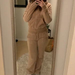 beige juicy couture set - säljer mitt beige juicy couture set. Inte använd mycket, inga fläckar. Tröjan är i storlek S och byxorna XS. Skriv till mig för fler bilder. Original pris 2500kr (priset kan diskuteras)